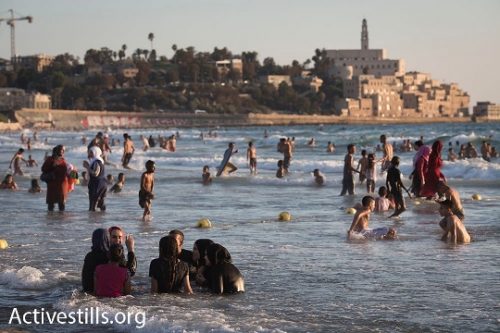 משפחות פלסטיניות ממזרח ירושלים ומתוך ישראל בחוף יפו, עיד אל פיטר 2016 (אורן זיו / אקטיבסטילס)