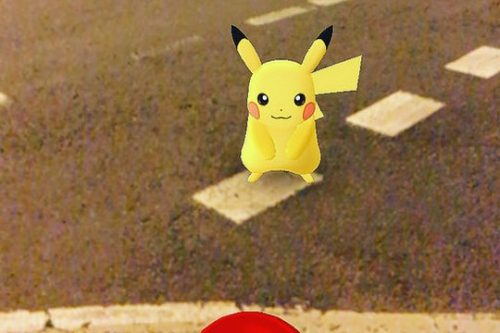 פיקאצ'ו מופיע על כביש באוסטרליה באפליקציית פוקימון גו (Kallee Buchanan CC BY-NC-ND 2.0)