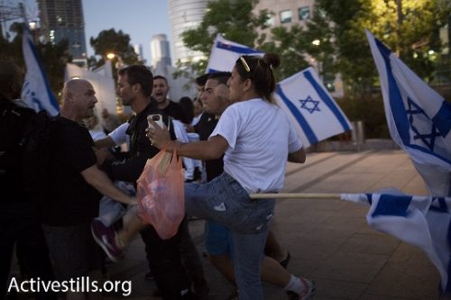 מפגינה למען אלאור אזריה בועטת בפעיל שמאל, תל אביב (אקטיבסטילס)
