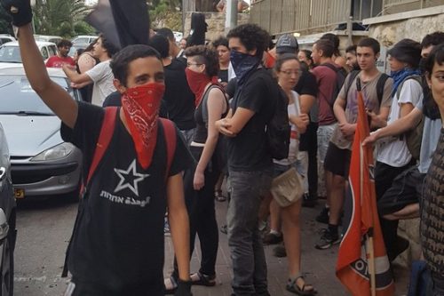 מפגינים אנטי פשיסטים בחיפה. לשוטרים היתה בעיה עם הבנדנות שלהם. (יואב חיפאווי)