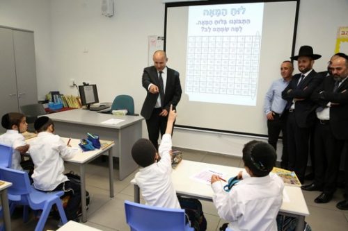 אפילו במתמטיקה, פסגת המאמצים של בנט, נכשלו. נפתלי בנט מעביר שיעור מתמטיקה בבית ספר חרדי (יעקב כהן / פלאש90) נפתלי בנט מעביר שיעור מתמטיקה בבית ספר חרדי (יעקב כהן / פלאש90)
