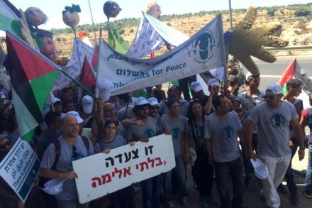 מאות השתתפו ב"צעדת החופש" במחסום המנהרות. 15 ביולי 2016. (צילום באדיבות "לוחמים לשלום")