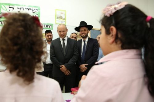 נפתלי בנט מבקר במוסדות יוסף, בית ספר של ש"ס (יעקב כהן / פלאש90)