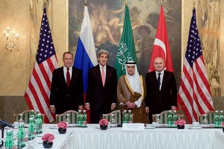 שרי החוץ של ארה"ב, רוסיה, תורכיה וסעודיה במהלך שיחות וינה בנושא הסורי, אוקטובר 2015. (צילום: מחלקת המדינה האמריקאית)