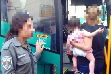 "התינוק מפחד מהערבים". האם עולה לאוטובוס כמנצחת.