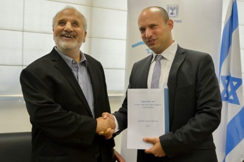 .נפתלי בנט מקבל את דו"ח הוועדה מידי ארז ביטון (פלאש90)