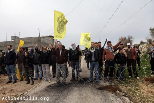 מפגינים ניצבים מאחורי גדר תיל שנפרסה בכביש על ידי הצבא בזמן הפגנה נגד הכיבוש וההתנחלויות בכפר קדום 30 בדצמבר 2011 (אקטיבסטילס) מפגינים ניצבים מאחורי גדר תיל שנפרסה בכביש על ידי הצבא בזמן הפגנה נגד הכיבוש וההתנחלויות בכפר קדום 30 בדצמבר 2011 (אקטיבסטילס)