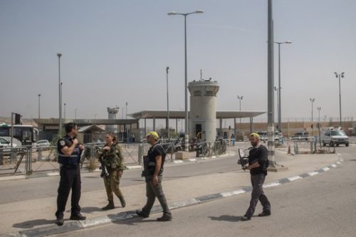 חיילים ומאבטחים במחסום קלנדיה זמן קצר לאחר האירוע בו נהרגו שני האחים. 27 באפריל 2016. (צילום: יונתן סינלד/פלאש90)