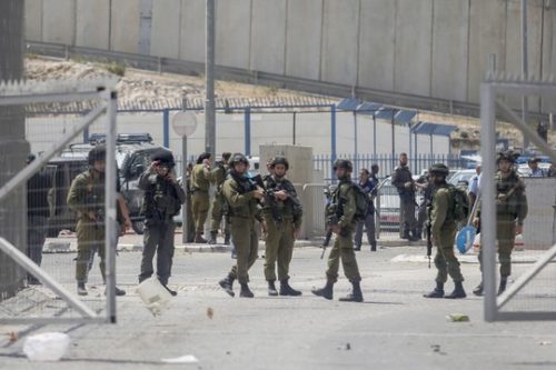 חיילים וכוחות הצלה בזירת האירוע בקלנדיה זמן קצר לאחר ששני האחים נורו על ידי מאבטחים. 27 באפריל 2016. (צילום: פלאש90) חיילים וכוחות הצלה בזירת האירוע בקלנדיה זמן קצר לאחר ששני האחים נורו על ידי מאבטחים. 27 באפריל 2016. (צילום: פלאש90)