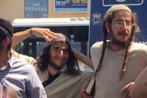 שלוש אצבעות בתמיכה ברוצחים. מתנחלים מפגינים מול הדיון בהארכת המעצר של נאשמי פיגוע השריפה בכפר דומא (צילום: היאם זבארקה) שלוש אצבעות בתמיכה ברוצחים. מתנחלים מפגינים מול הדיון בהארכת המעצר של נאשמי פיגוע השריפה בכפר דומא (צילום: היאם זבארקה)