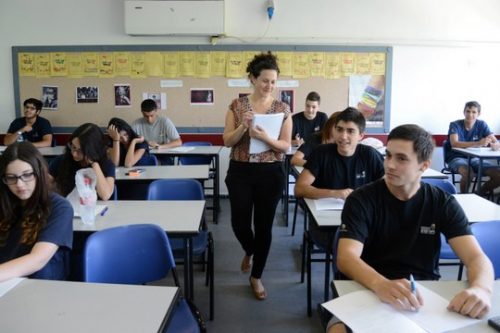 תלמידי תיכון בחולון במהלך בחינות הבגרות במתמטיקה (צילום: יוסי זליגר פלאש90)