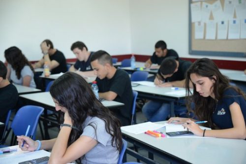 תלמידי תיכון בחולון במהלך בחינה במתמטיקה (צילום: יוסי זליגר פלאש90)