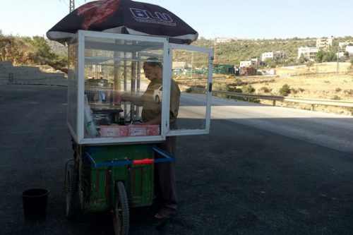 יומני האופנוע בפלסטין: אי אפשר לעמוד בפני ריח הקפה