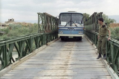 המעבר מהגדה המערבית לירדן. גשר אלנבי, 1992 (פלאש90)