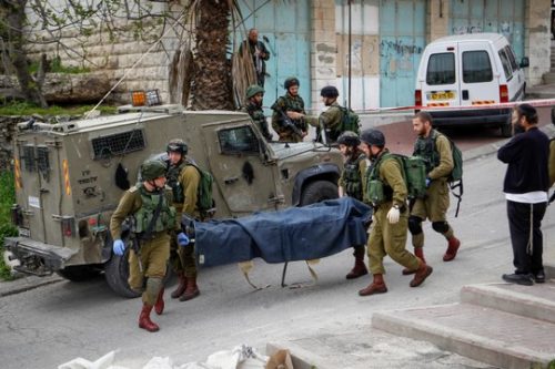 .אנחנו יודעים על בעיות הריכוז והקשב של אלאור אזריה, אבל מה אנחנו יודעים על הקרבן שלו חוץ מזה שהוא ניסה לדקור חיילים? גופתו של עבד אל-פתאח אל-שריף מפונה מזירת הירי בחברון. (צילום: ויסאם השלמון/פלאש90) אנחנו יודעים על בעיות הריכוז והקשב של אלאור אזריה, אבל מה אנחנו יודעים על הקרבן שלו חוץ מזה שהוא ניסה לדקור חיילים? גופתו של עבד אל-פתאח אל-שריף מפונה מזירת הירי בחברון. (צילום: ויסאם השלמון/פלאש90)