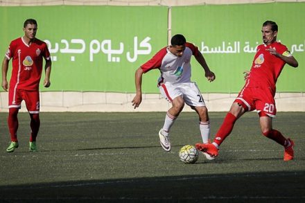שחקני אהלי אל-ח'ליל מול שבאב ח'אן יונס בגמר הגביע, חברון (ויסאם השלמון / פלאש90)