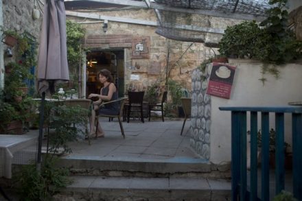 מסגדים ובתים של עין חוד הפכו למקומות בילוי לאמנים ליברלים (ליאור מזרחי / פלאש90)