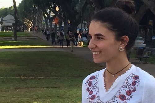 סרבנית המצפון עמרי ברנס. נשאלה מדוע היא מפעילה כוח בנסיעה ברכב (הילה אלוני אוחיון)