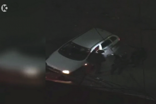 השוטרים ממשיכים לירות גם אחרי שהרכב עצר ותחת שליטה (צילום מסך: חדשות 10)