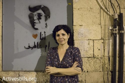 מייסלון חמוד ליד גרפיטי בדמותה שנוצר במסגרת ההפקה, ליד ה"אנה לולו" יפו (אורן זיו / אקטיבסטילס)