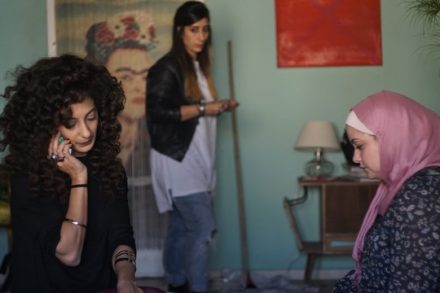 מתוך הסט של "לא פה ולא שם". מימין: נור (שאדן קנבורה), סלמה (סאנא ג'מאלייה) ולילא (מונא חווא) - בדירה בכרם התימנים (צילום: תולי חן)