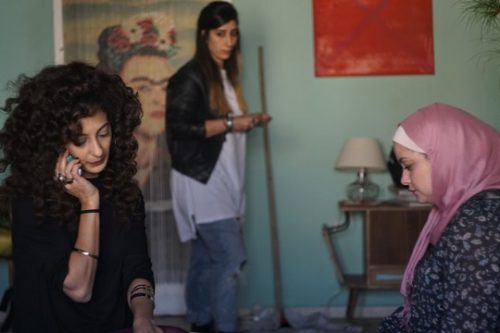 מתוך הסט של "לא פה ולא שם". מימין: נור (שאדן קנבורה), סלמה (סאנא ג'מאלייה) ולילא (מונא חווא) - בדירה בכרם התימנים (צילום: תולי חן)