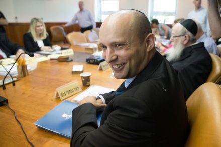 נפתלי בנט בישיבת ממשלה (אוהד צויגנברג / פלאש90)