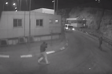 שוטרים יורים ברכב אחרי שעבר, מחסום א-זעים, 29.7.12 (צילום מסך, בצלם)