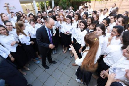 שר החינוך נפתלי בנט בביקור בסמינר שרנסקי בתל אביב. 15 בספטמבר 2016. (צילום: יח"צ)