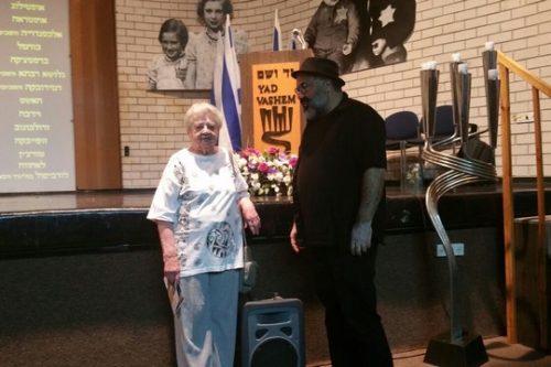 הבמאי פרשיד עלי זאהדי עם ניצולת קהילת קובל בהקרנת הסרט "האמנו שהשמש לא תזרח עוד" בגבעתיים