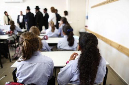 אלו שכן זוכות ללמוד. ילדות בסמינר בירושלים בפתיחת שנת הלימודים. אילוסטרציה. (יונתן סינדל/פלאש90)