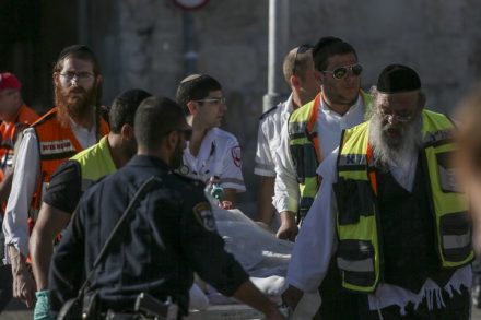 כוחות הצלה בזירת הדקירה ליד שער הפרחים, ירושלים. שוטר נפצעה קשה מאוד, שוטר נפצע בינוני, והתוקף נורה ונפצע קשה (יונתן סינדל / פלאש90)