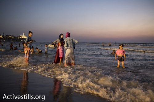 נשים וילדות בים. עיד אל אדחא. 14 בספטמבר 2016. (אורן זיו/אקטיבסטילס)