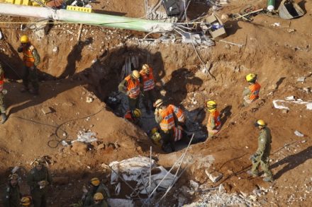 צוותי חילוץ באתר התאונה ברמת החיל (מרים אלסטר / פלאש90)