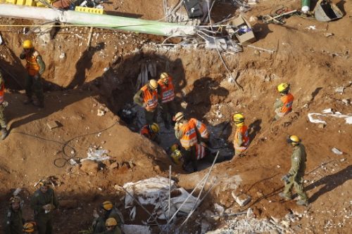 צוותי חילוץ באתר התאונה ברמת החיל (מרים אלסטר / פלאש90)