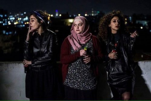 מונא חווא, שאדן קנבורה וסאנא ג'מאלייה, גיבורות הסרט "לא פה, לא שם"
