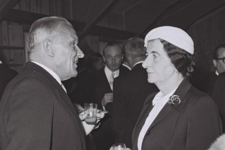 גולדה מאיר, אז שרת החוץ, במסיבת יום העצמאות 1958 (דוד הריס, ארכיון התצלומים הלאומי)