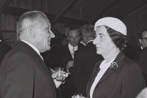 גולדה מאיר, אז שרת החוץ, במסיבת יום העצמאות 1958 (דוד הריס, ארכיון התצלומים הלאומי) גולדה מאיר, אז שרת החוץ, במסיבת יום העצמאות 1958 (דוד הריס, ארכיון התצלומים הלאומי)