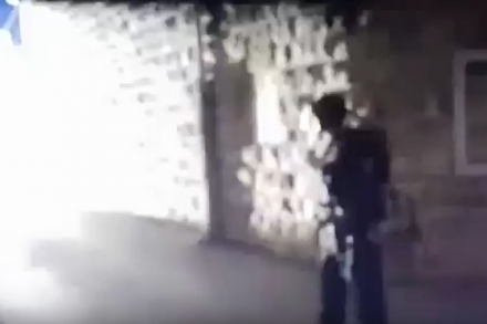 שוטר מתרגל פיצוץ רימוני הלם ברחובות עיסאוויה (צילום מסך מסרטון)