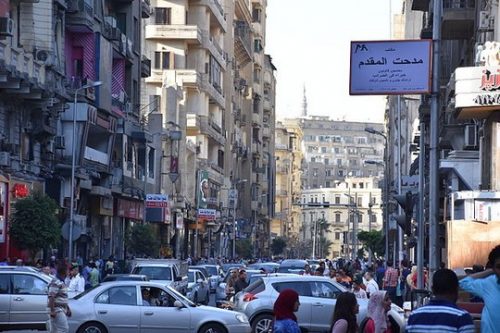 "אנחנו צופים בטלוויזיה ורואים ששם מצרים היא וינה. אבל אנחנו יורדים לרחוב ומגלים שהיא הפכה לבת דודה של סומליה". רחובו בקהיר (צילום: MusikAnimal ויקימדיה CC BY-SA 4.0)