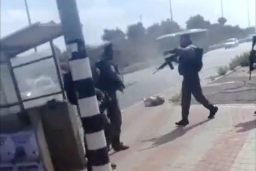 שוטרי מג"ב לא מפסיקים לירות גם כשאשה שוכבת על הקרקע ולא מסכנת אף אחד (צילום מסך מתוך הסרטון של שמואל ליפשיץ) שוטרי מג"ב לא מפסיקים לירות גם כשאשה שוכבת על הקרקע ולא מסכנת אף אחד (צילום מסך מתוך הסרטון של שמואל ליפשיץ)