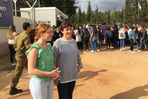 הסרבניות תמר זאבי ותמר אלון בכניסה ללשכת גיוס תל השומר ביום כליאתן (חגי מטר) הסרבניות תמר זאבי ותמר אלון בכניסה ללשכת גיוס תל השומר ביום כליאתן (חגי מטר)