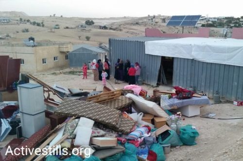 התכולה של בית בכפר אום אל-חיראן, לאחר שתושבים נערכו להריסות שלא קרו (קרן מנור / אקטיבסטילס)