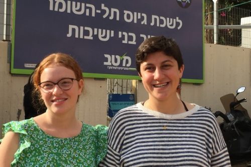 הסרבניות תמר זאבי ותמר אלון בכניסה ללשכת גיוס תל השומר ביום כליאתן (חגי מטר)