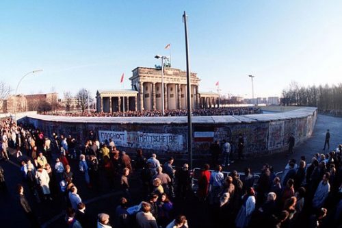 ביום השנה לנפילת חומת ברלין נולדו בארה"ב חומות חדשות