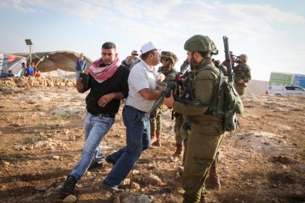 חיילים מפנים בכוח את מאחז המחאה (פלאש90)
