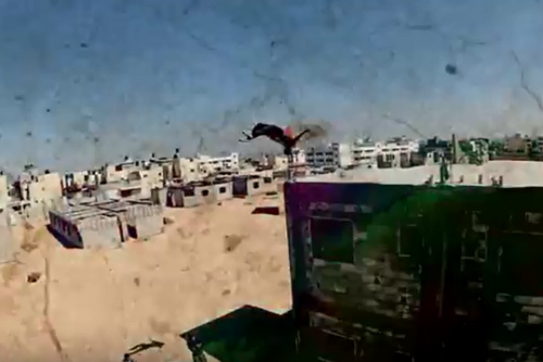 מתאמן פארקור קופץ מבניין בעזה (צילום מסך מהקליפ של MALOX ו-ECHO)