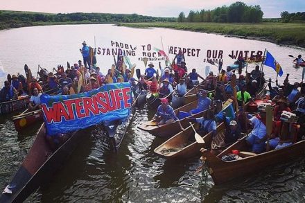 "מים הם חיים". מפגינים נגד הנחת צינור הנפט בסטנדינג רוק, צפון דקוטה (צילום: א. גודן, פליקר CC BY-NC-ND 2.0)