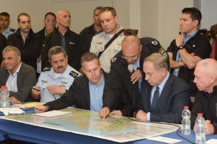 לא קוראים עד הסוף, ראש הממשלה נתניהו, השר לבטחון פנים ארדן ושרים נוספים בחפ"ק המשטרתי בחיפה (צילום: עמוס בן גרשום/לעמ)