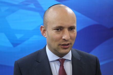 נפתלי בנט ודגל הלאום (מרק ישראל סאלם / פלאש90)